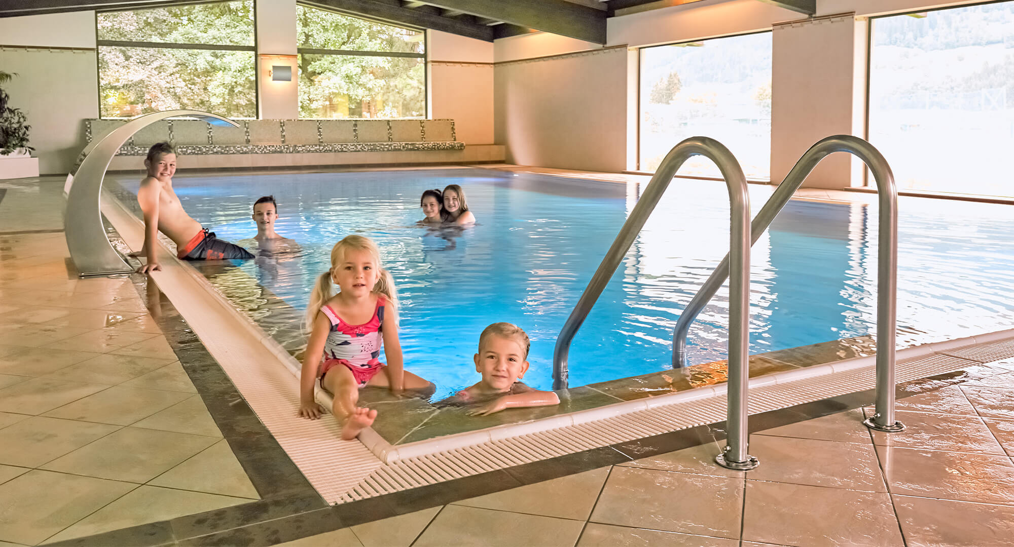 Hauseigener Indoor Pool, Schwimmbad in der Jugendherberge Ennstalerhof in Altenmarkt-Zauchensee