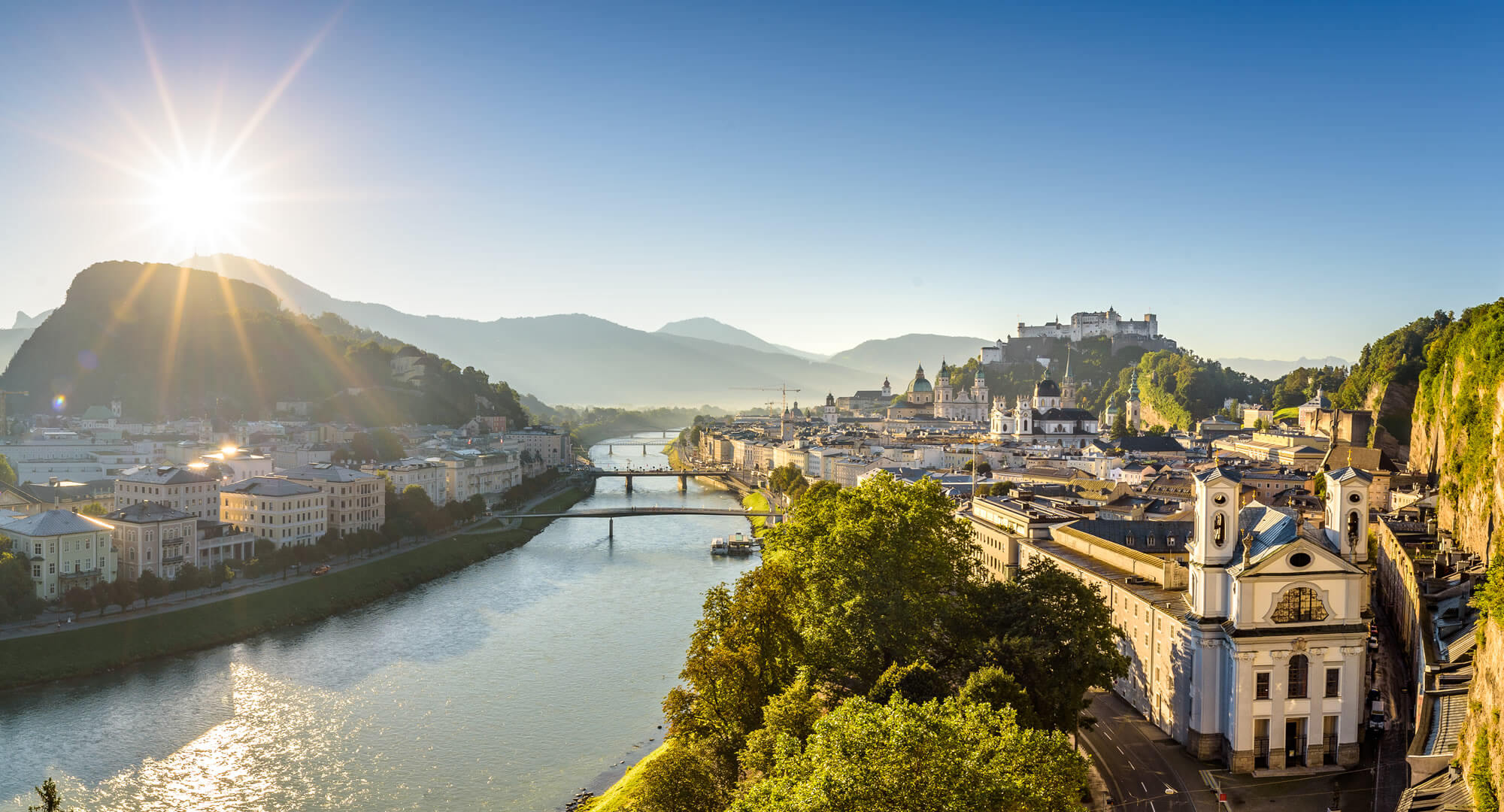 Salzburger Altstadt mit der Festung Hohen Salzburg © shutterstock.com