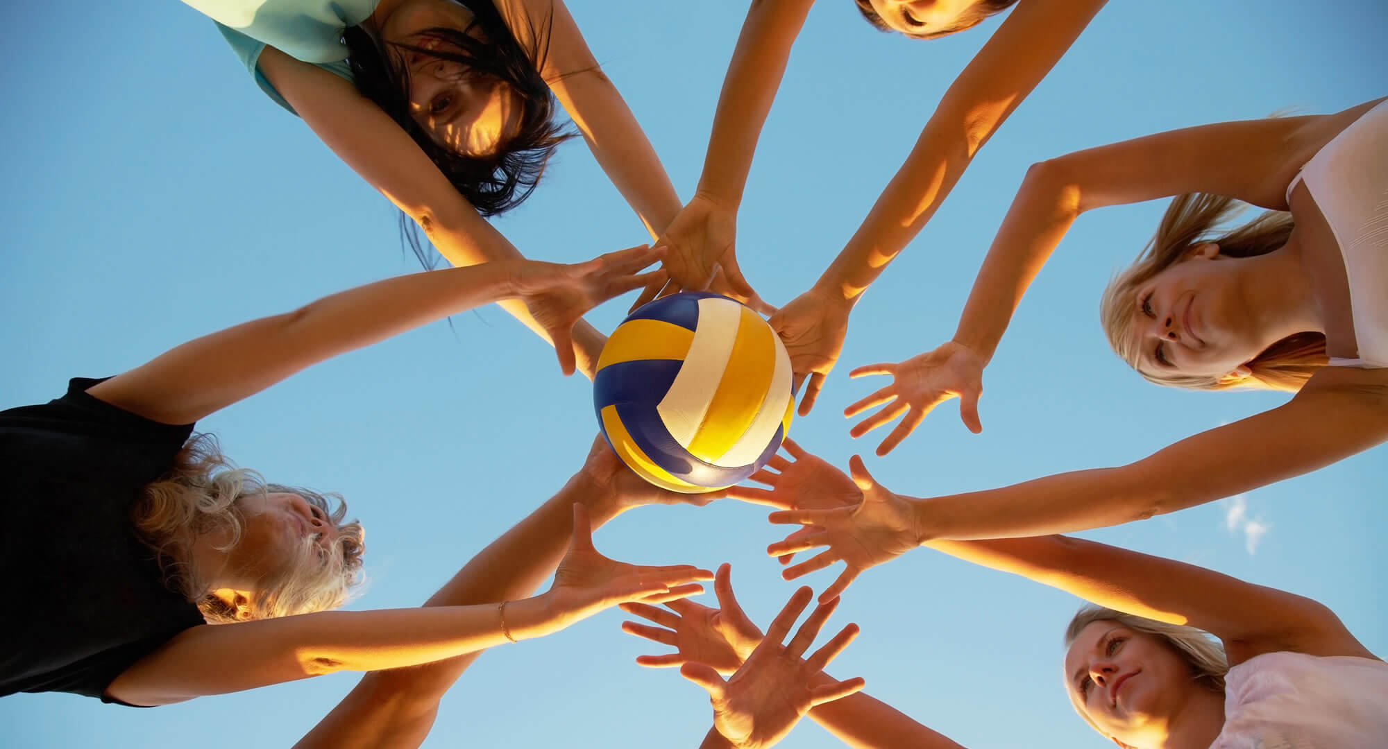 Volleyball spielen auf unserem Beachvolleyballplatz in den Sommersportwochen in Österreich